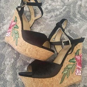 Brand New🔥Black velvet wedges
